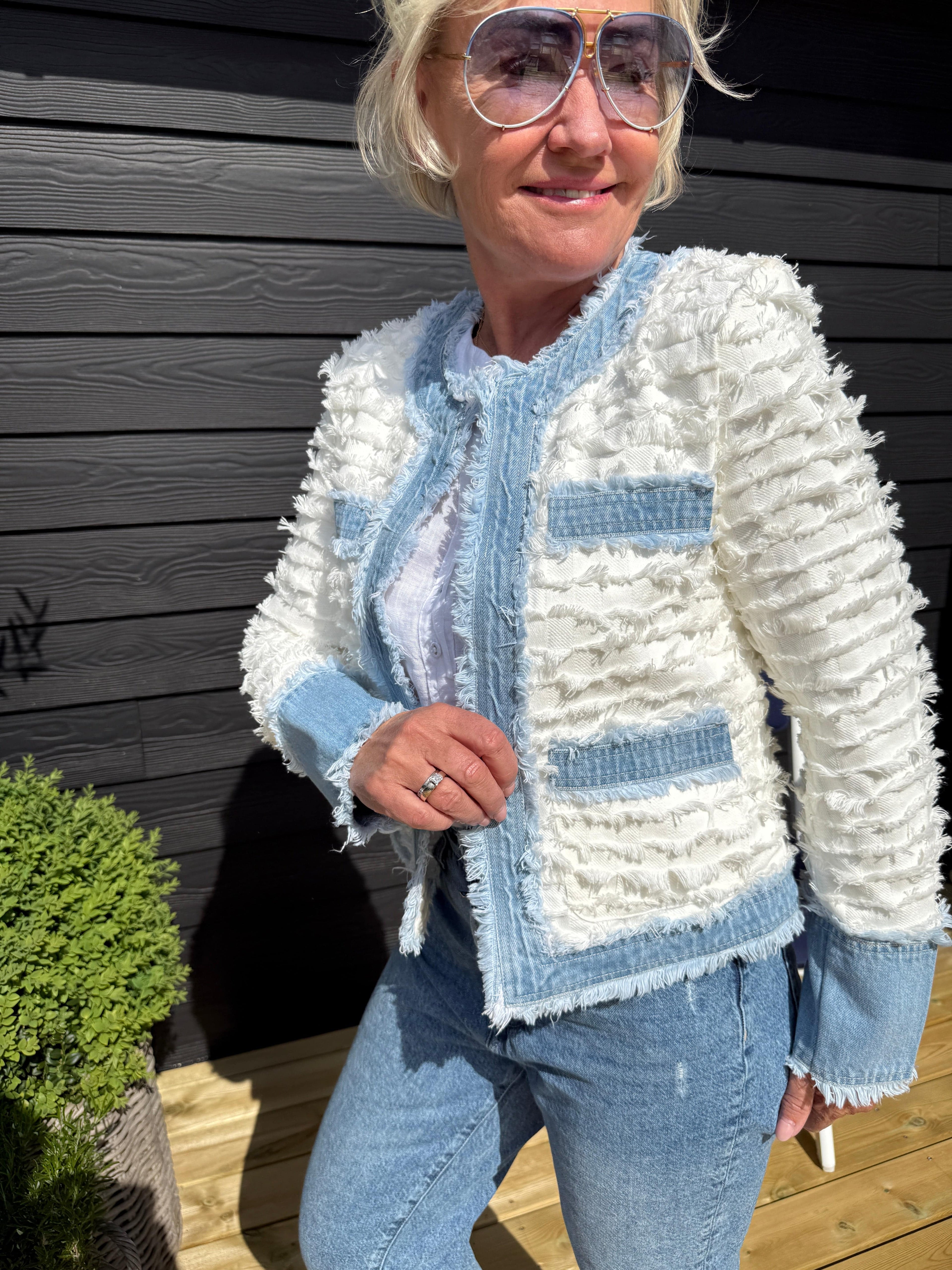 OtherStuff Hvid jakke med denim detaljer otherstuff