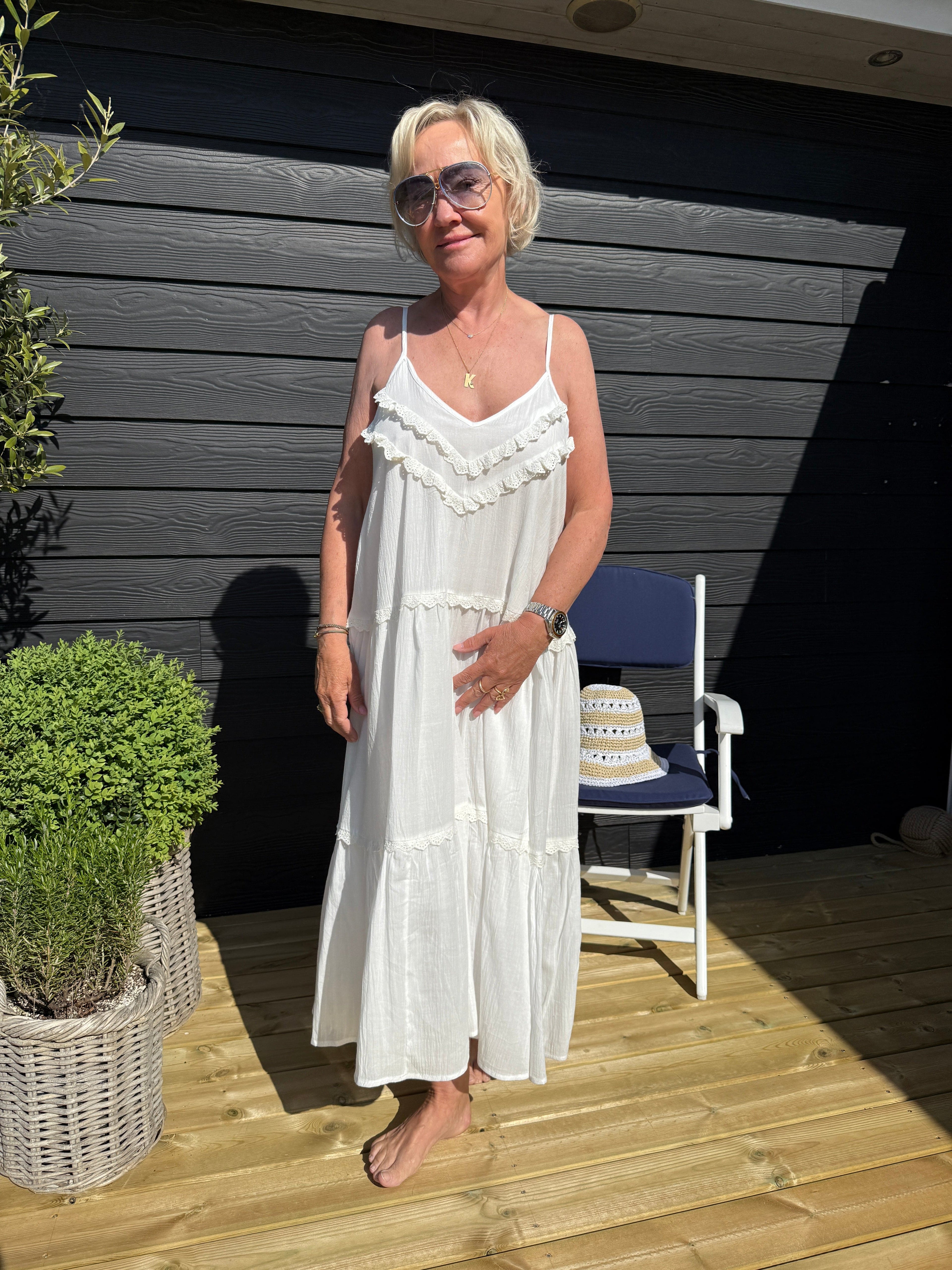 OtherStuff Hvid kjole med flæse detaljer otherstuff