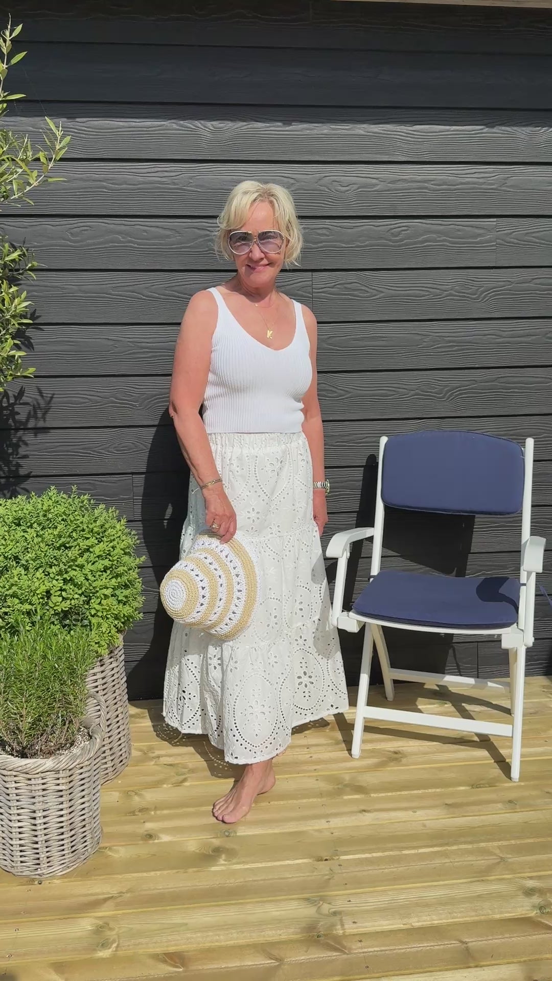 Lang nederdel i broderie anglaise
