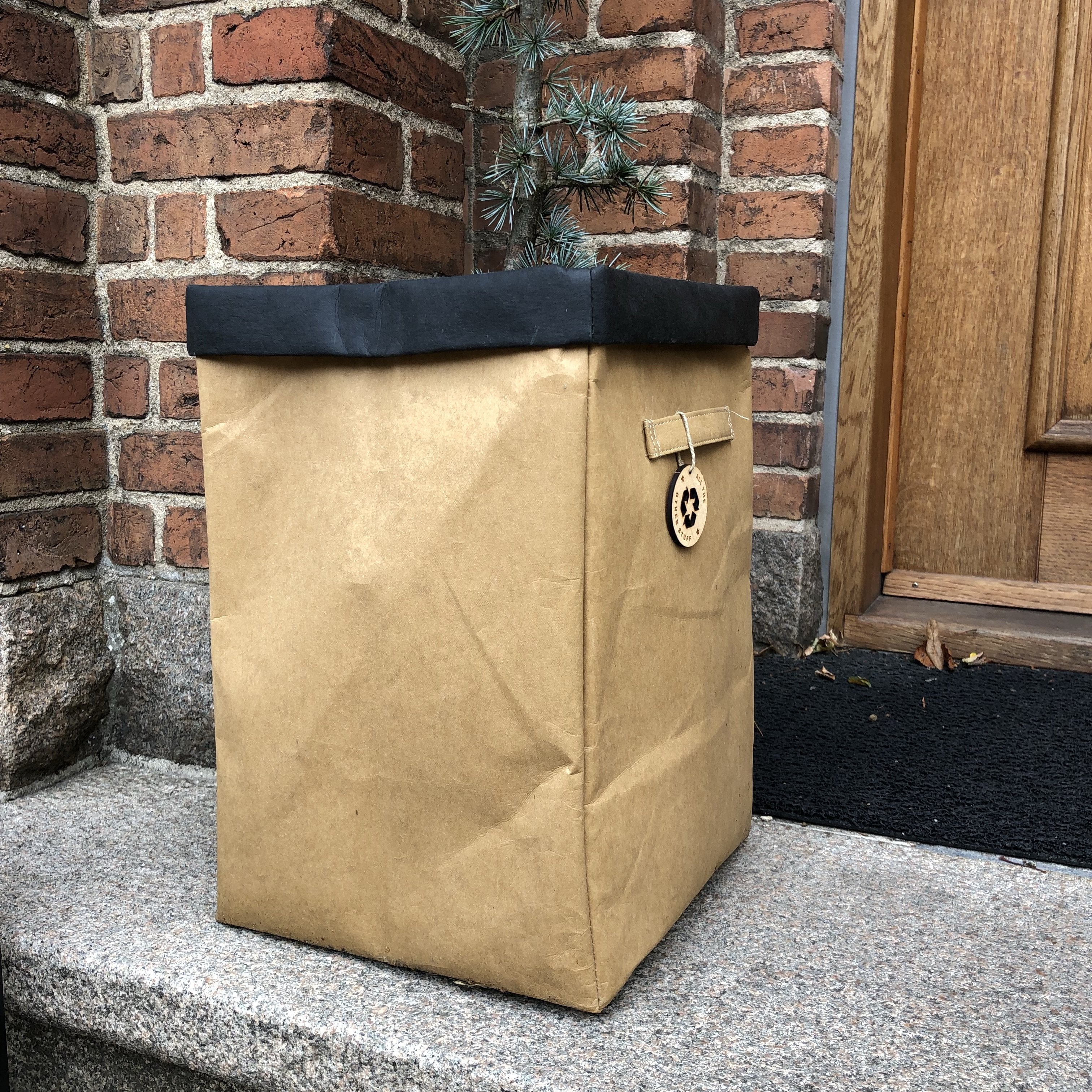 Opbevarings spand med sort kant og hank på 2 sider i vaskbart kraftpapir - OtherStuff.dk