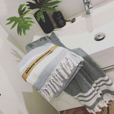 Hamam Håndklæde Dusty Blue på badeværelse