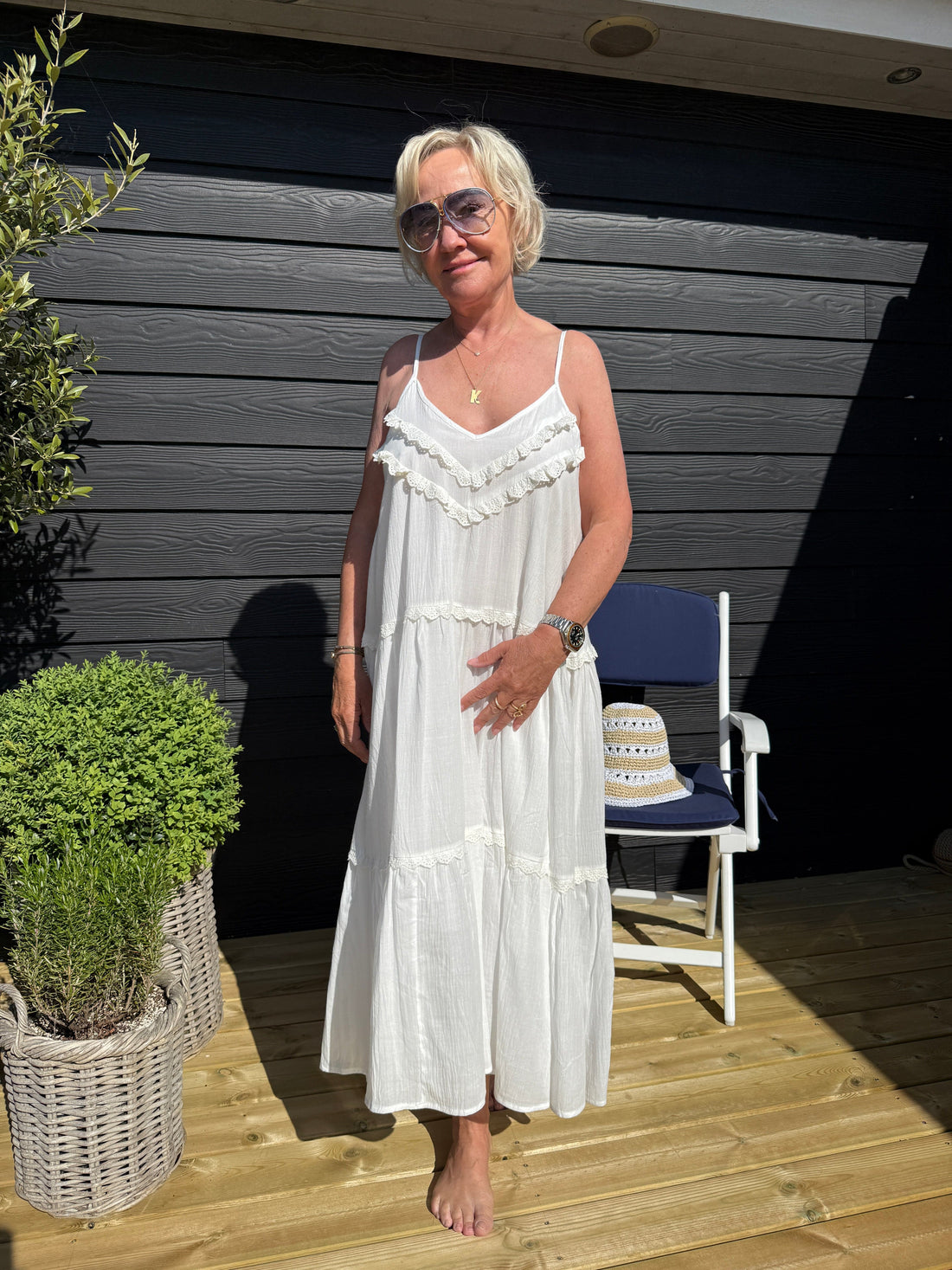 OtherStuff Hvid kjole med flæse detaljer otherstuff