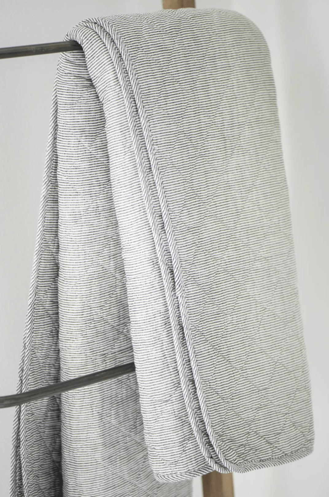 Quiltet tæppe - Hvide og Mørkegrå Striber (130x180 cm) - 3